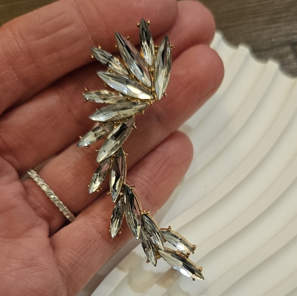 NEW ✨️ Single Gold & Crystal Leaf Design Ear Crawler/Cuff Earring - Picture 5 of 10